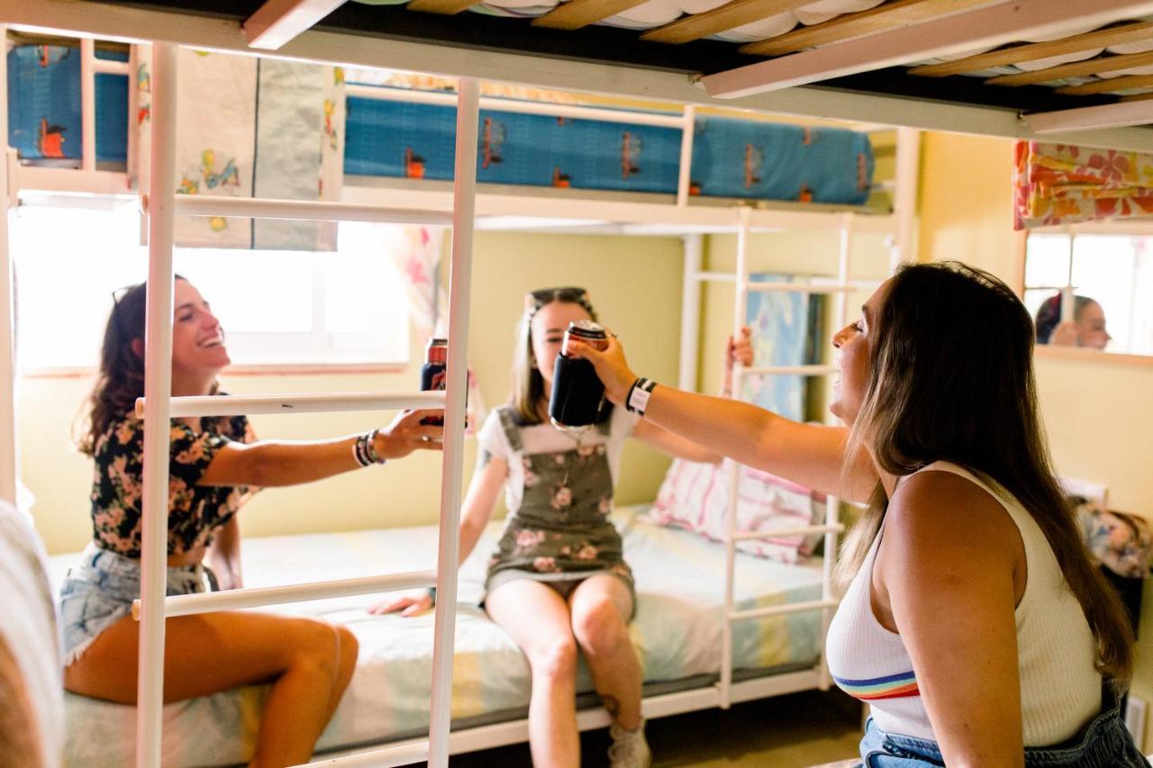 Rising Cock Party Hostel ลากอส ภายนอก รูปภาพ
